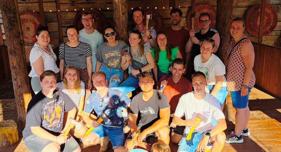 Groepsfoto bijlen gooien